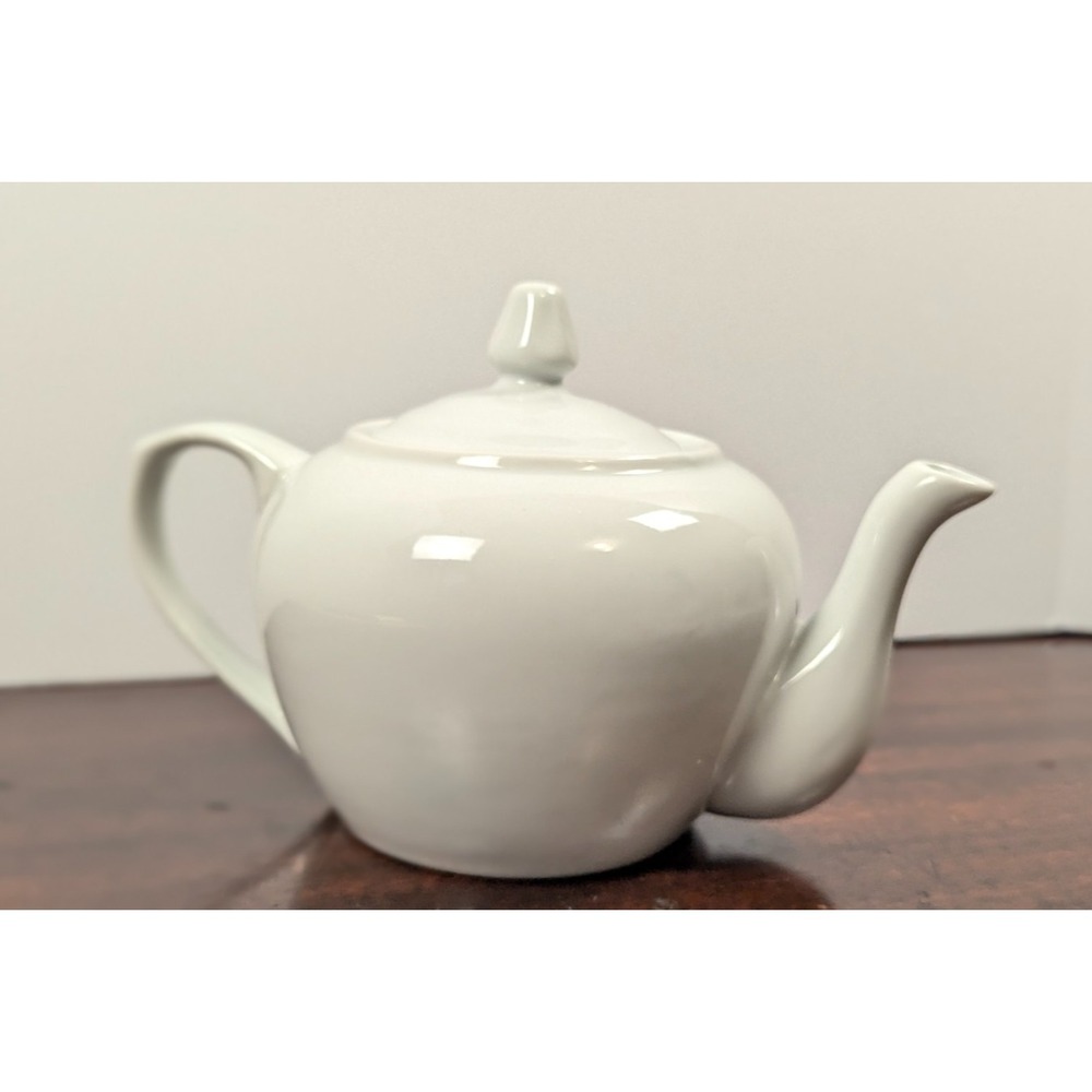 Cordon Bleu BIA Classic White Porcelain Teapot and Lid 32 Oz Microwave Oven Safe